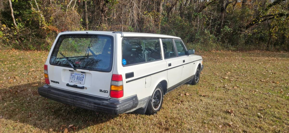 Volvo-240-wagon-1992-white-229669-10